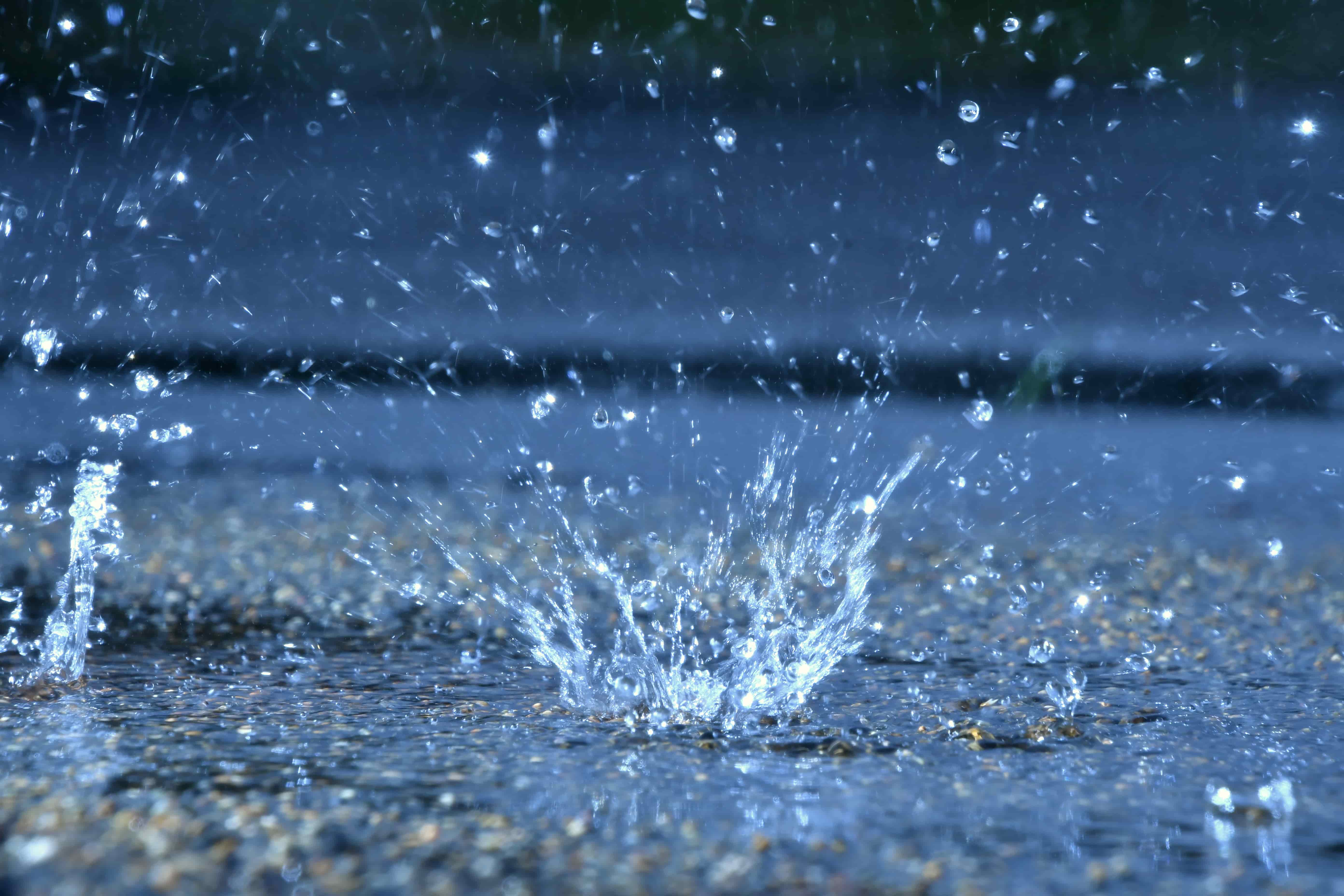 Regentropfen fallen auf Boden - Regenwassermanagement