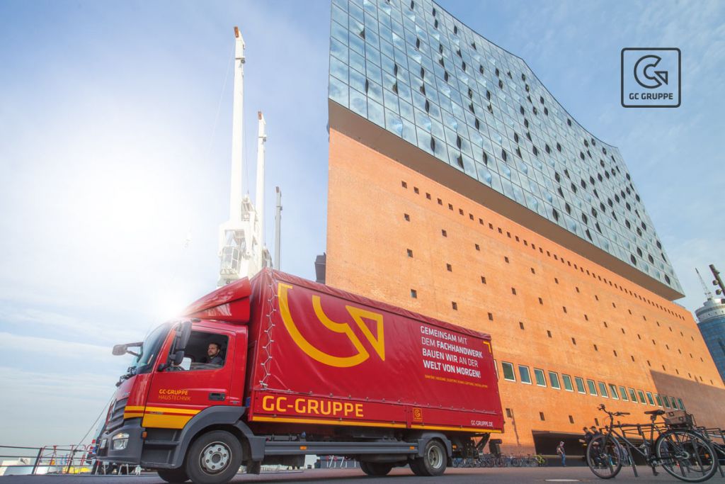 GC Lastwagen vor der Elbphilarmonie in Hamburg